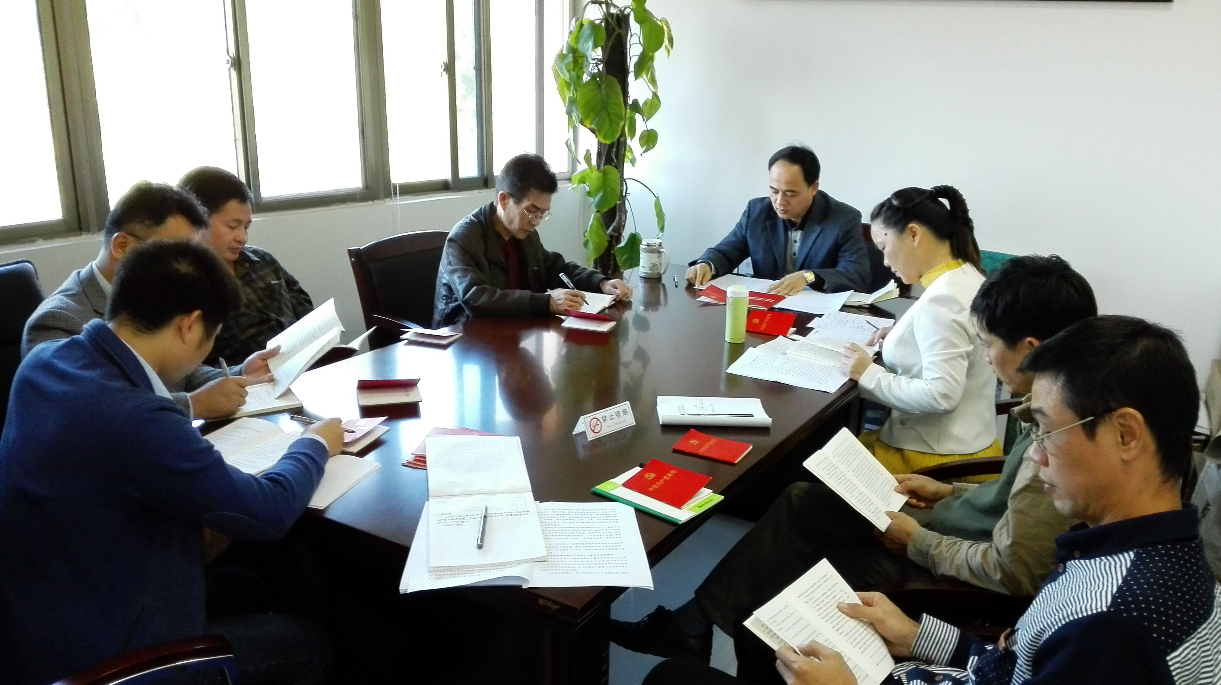 市博物馆党课讲述新时期党员标准