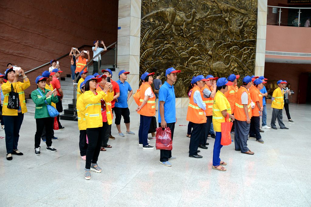 150名环卫工人参观河源恐龙博物馆