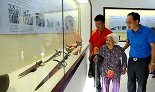 93岁阅兵老人到市博物馆参观抗战专题展