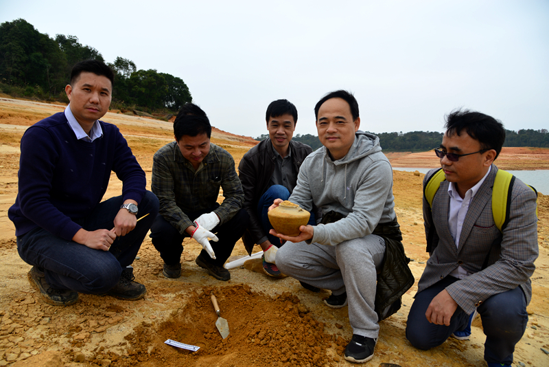 市博物馆考古人员对万绿湖边古遗址群进行田野考古调查