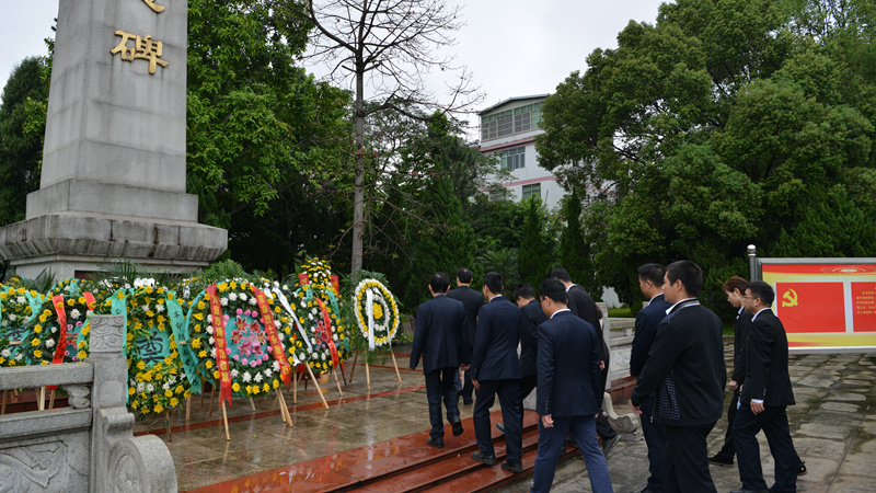 我馆到市烈士陵园开展清明祭扫革命先烈活动