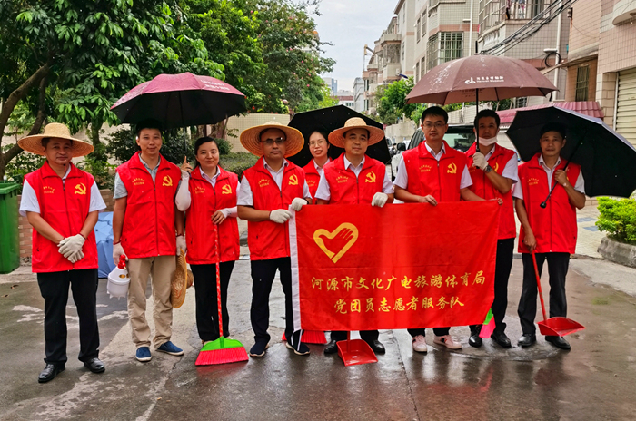 市博物馆党员志愿者到长安东苑小区 开展爱国卫生运动