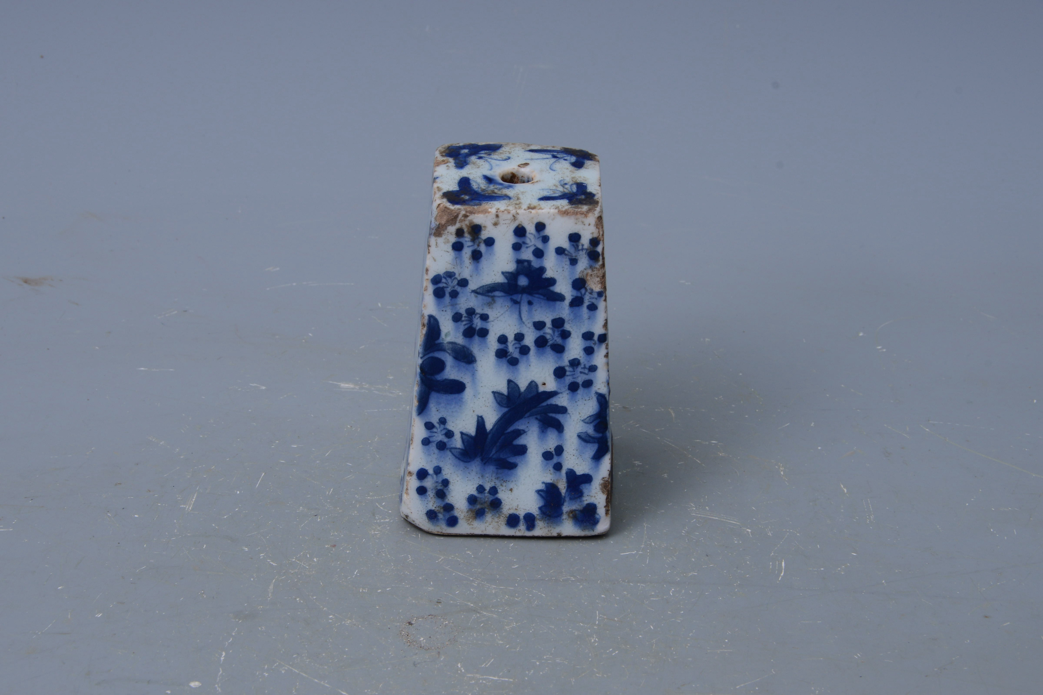 清青花花蝶纹梯形烛台