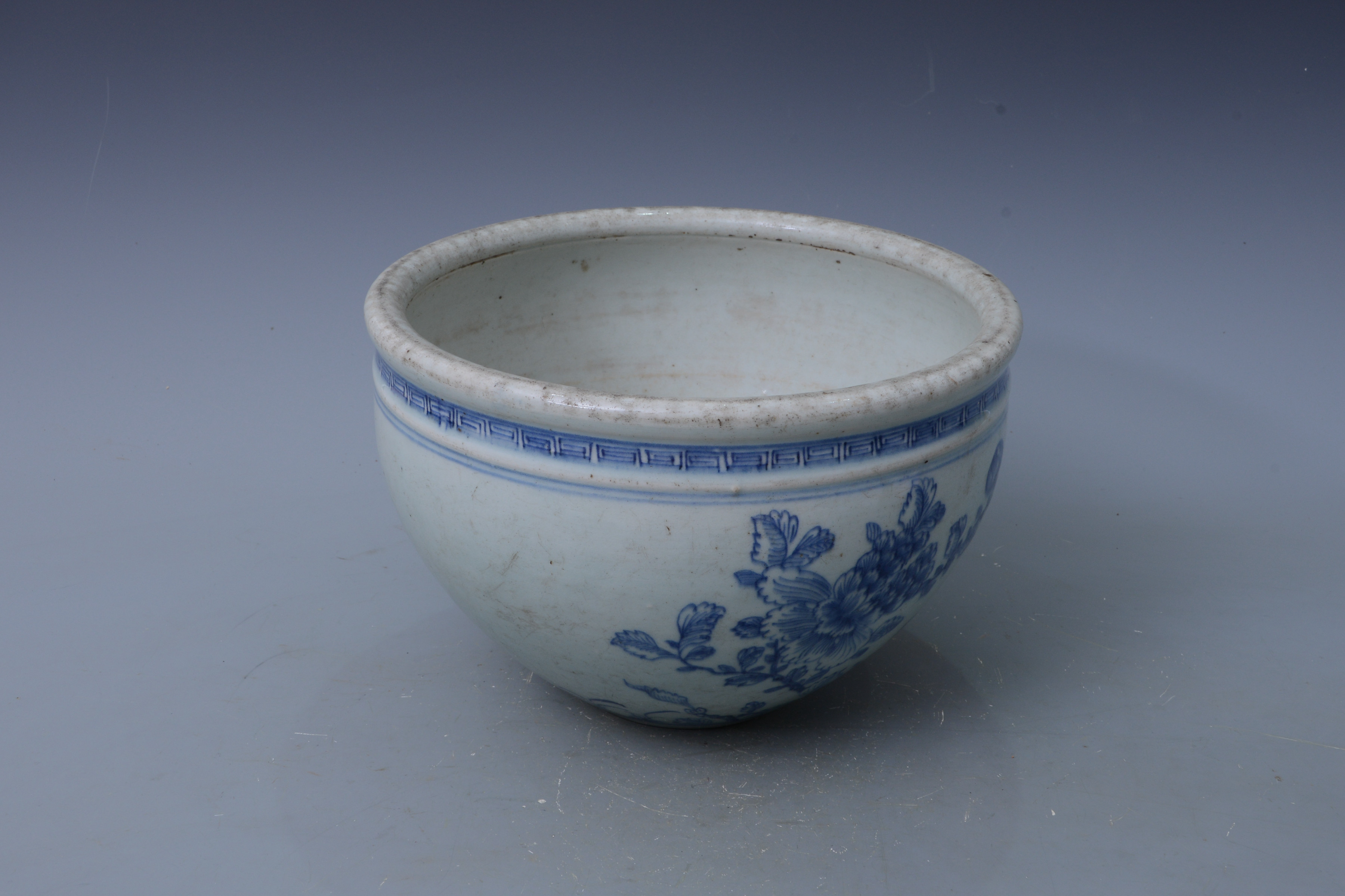 清青花花蝶纹缸