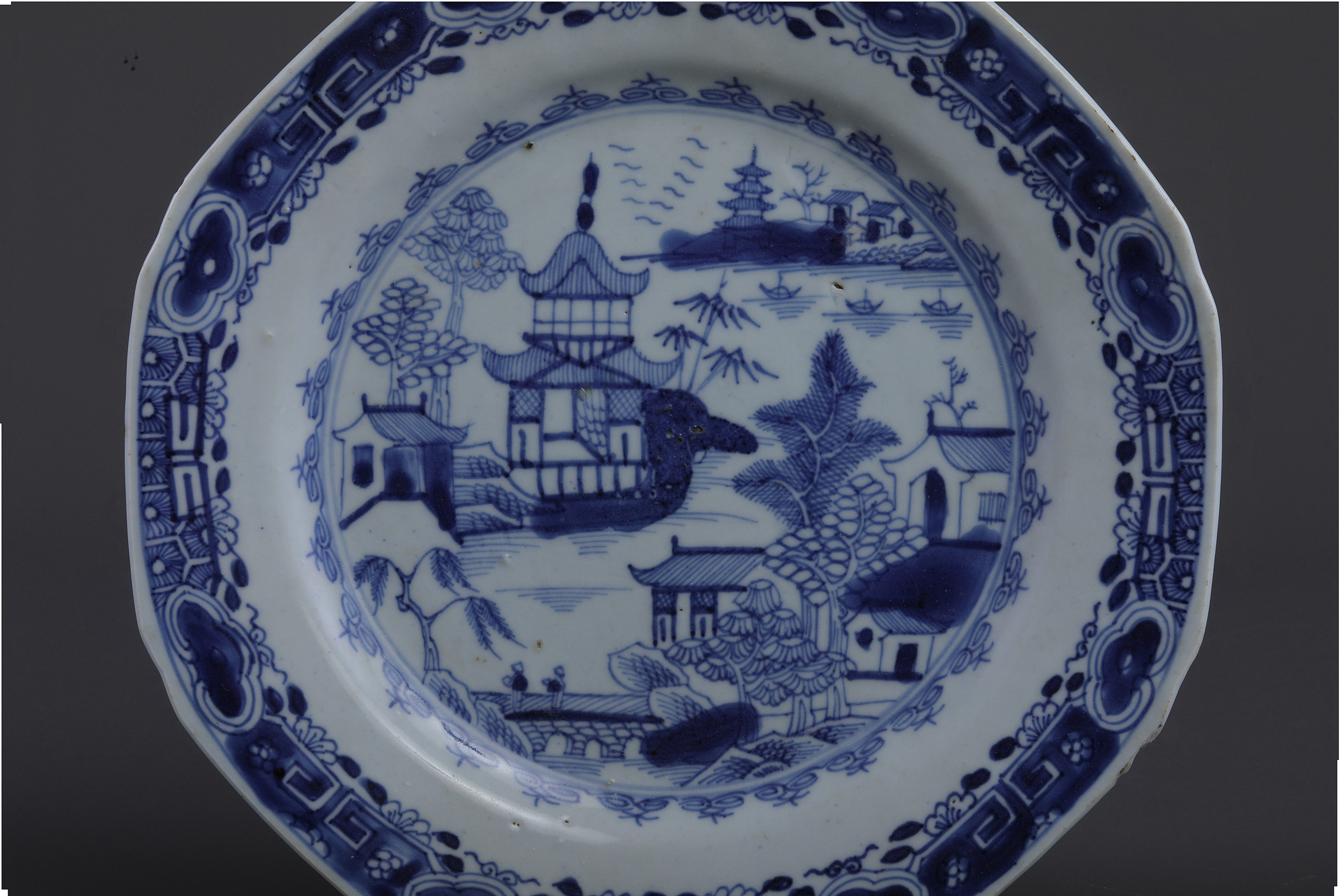 348-青花八角开光山水楼阁纹八角盘1.jpg