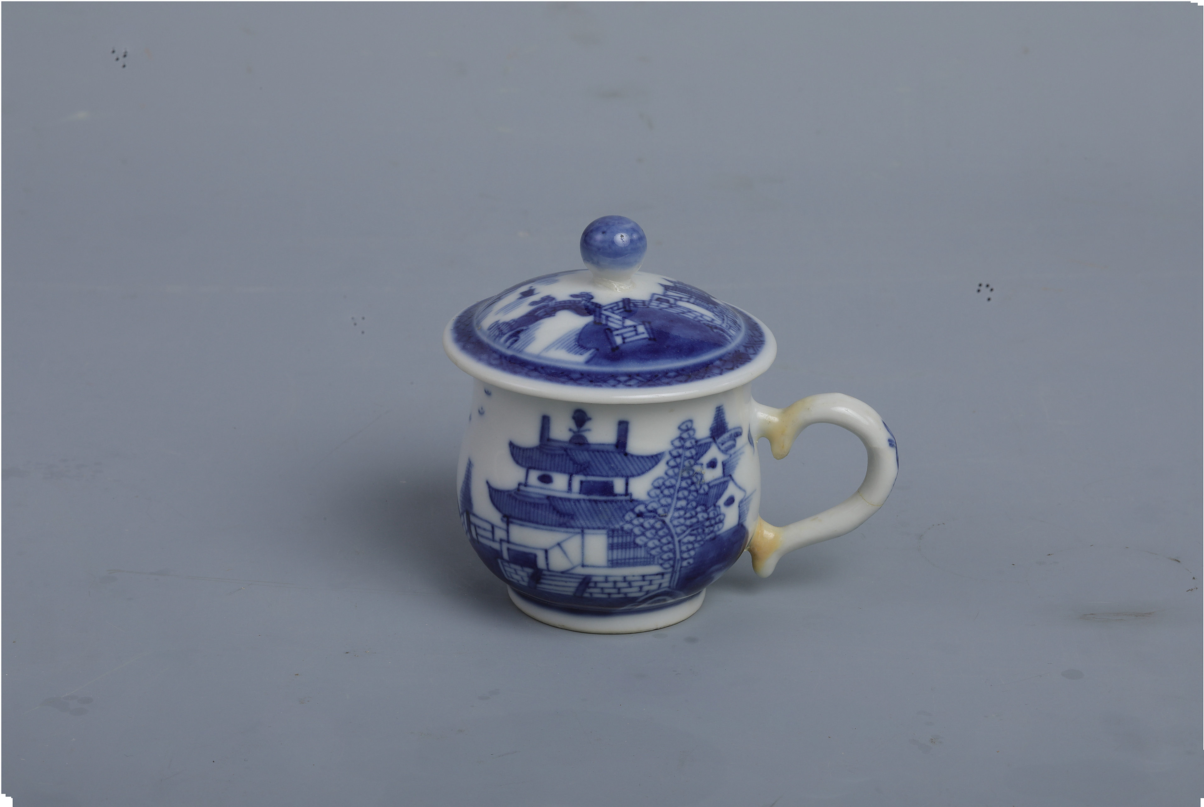 清乾隆青花故事纹茶杯（带盖）