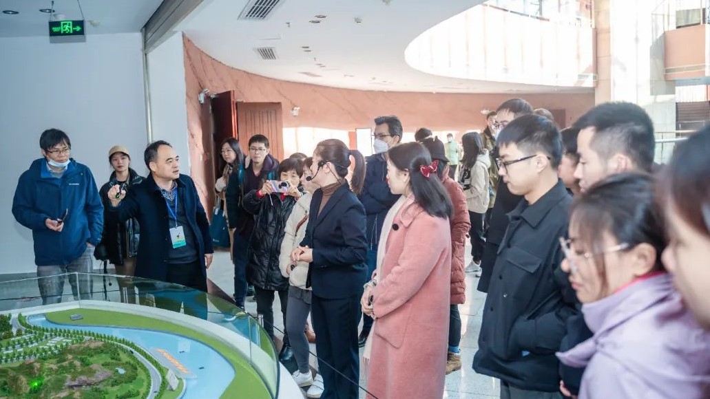 与会嘉宾对河源恐龙地质遗迹进行考察 | 2023河源恐龙学术研讨会完美收官