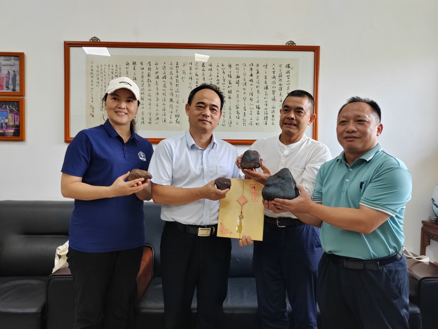 深圳化石陨石博物馆向我馆捐赠铁陨石3件