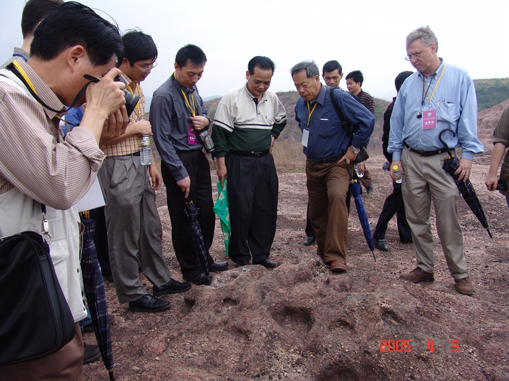 2005年4月9日，董枝明（前排右二）与中外恐龙研究专家在河源恐龙遗迹公园调研.jpg