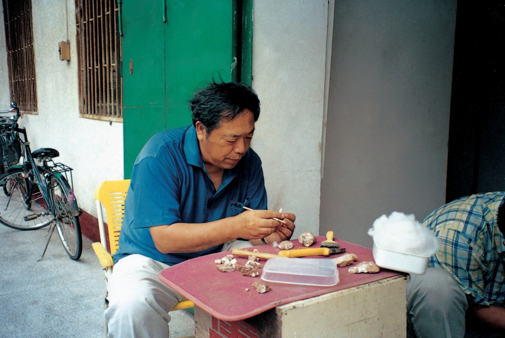 1999年8月，董枝明在河源市博物馆对采集到的恐龙肢骨进行修复.jpg