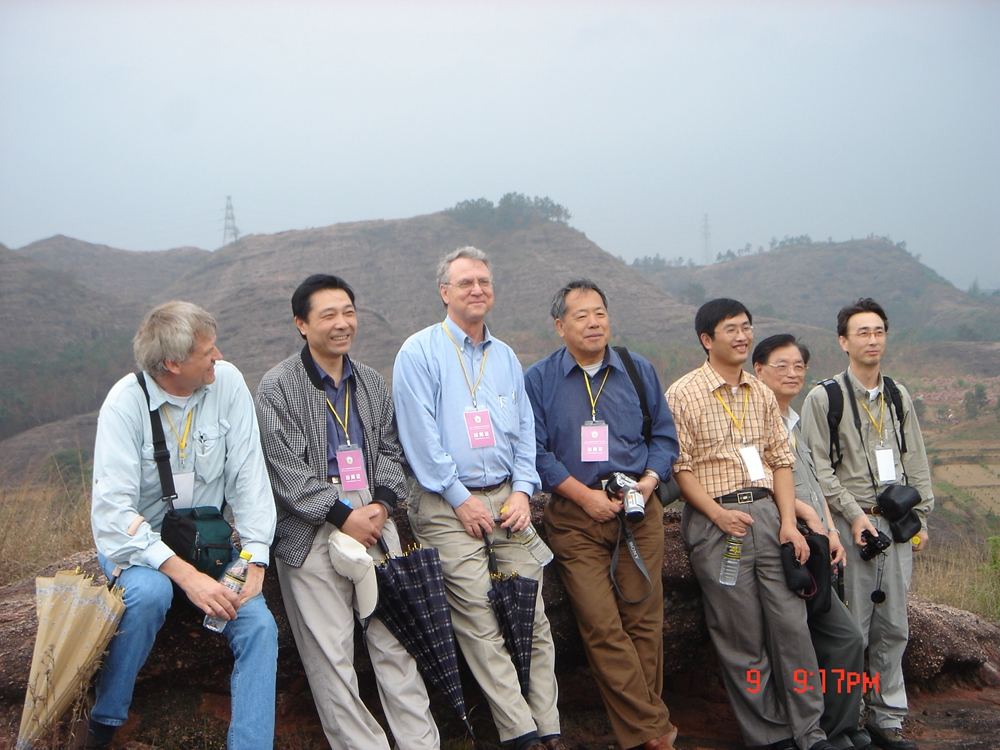 2005年4月9日，董枝明（左四）与中外恐龙研究专家在河源恐龙遗迹公园调研.jpg
