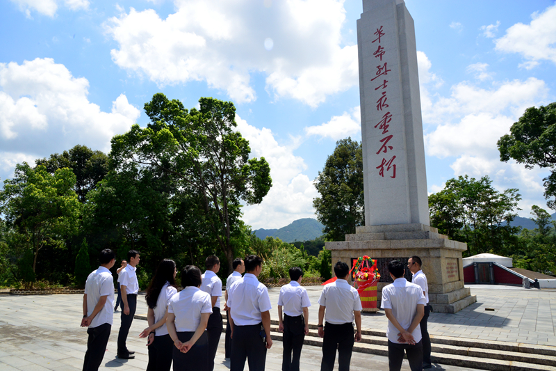 04瞻仰革命烈士纪念碑_副本.jpg