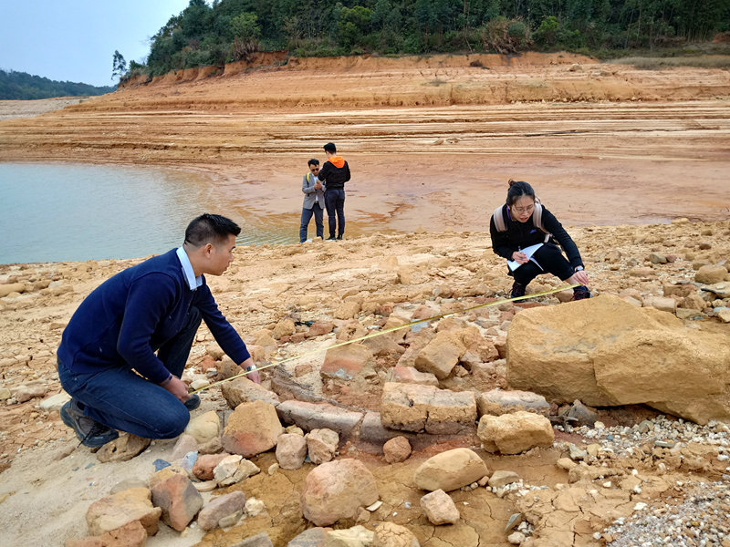 考古人员进行现场勘测_副本.jpg